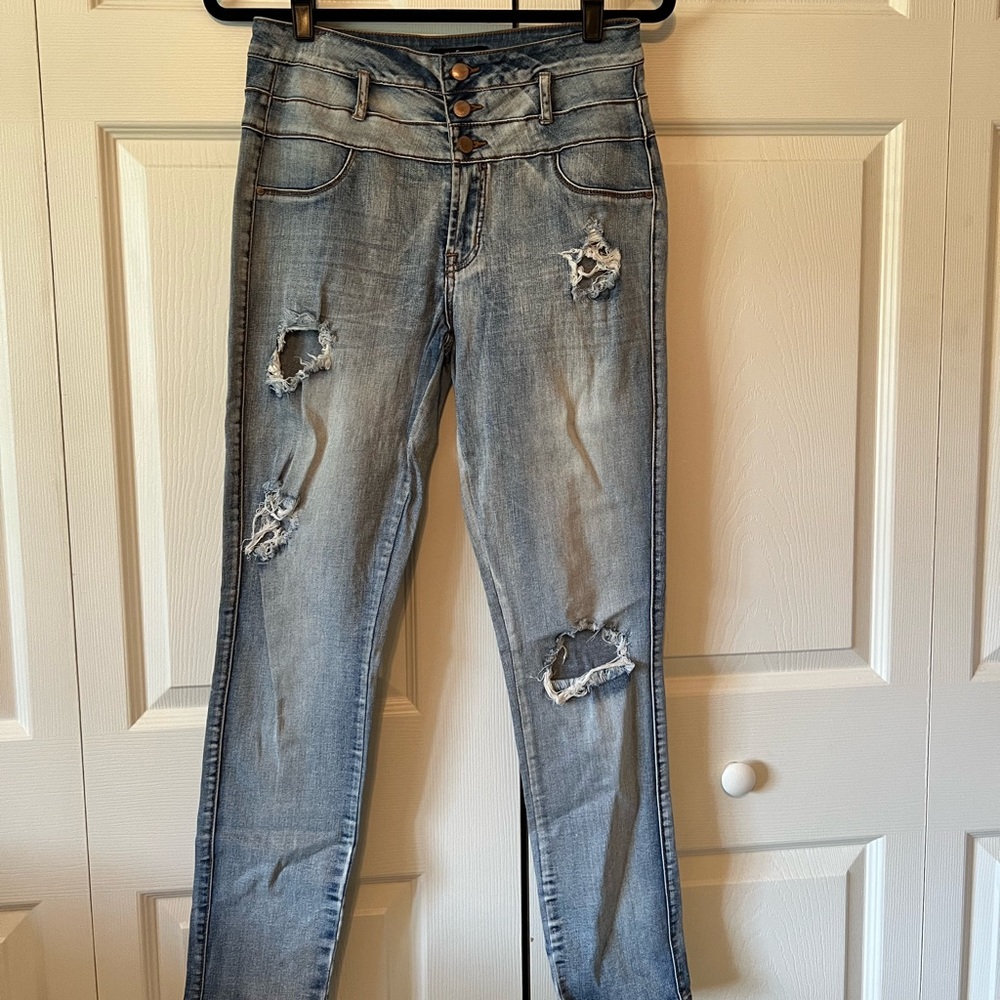 Light washed blue jeans high-rice